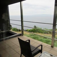 離れ客室のテラス露天風呂と海の眺め