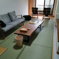 広いリビング、奥にはロッキングチェア