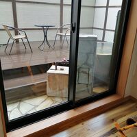 露天風呂の前には椅子がありくつろげます