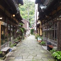 美保館本館と向かいの別邸。青石畳通り