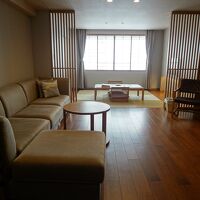 リビングと和室　大きなソファがありますよ