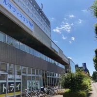 下に塾が入っている建物。駅近