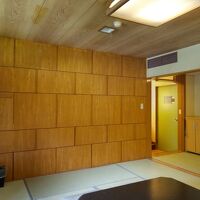 部屋のドアの左側に洗面台、壁の向こうにトイレがあります。