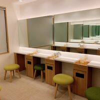 化粧スペース。　朝は混雑してた