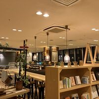 広々としたライブラリーカフェ。フリードリンクも多種類。