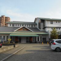 広い駐車場の奥に建物があります