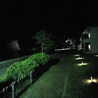 夜、ロビー前のデッキから見た見附島です。