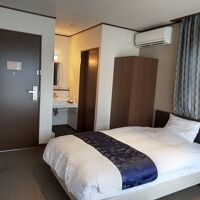 ベッドの向こうにクローゼット＆冷蔵庫、トイレがあります。