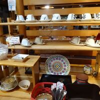 ウエルカムドリンク、珈琲紅茶や選べるカップ、お菓子も