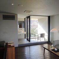 2階はリビングエリア、デスク、バルコニー、洗面所