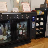 ワインは赤白3種類ずつあって、1杯無料、追加は有料だったはず