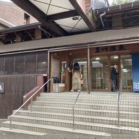 入り口でスリッパに履き替える