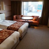 普通のツインルームだが、角部屋だったので広かった