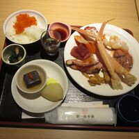 夕食はバイキング(1皿目のメニュー)です。特別感はないです。