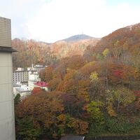 部屋から見える眺望。紅葉が進んでいました。