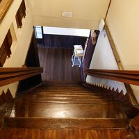 急な階段で気を付けないと転げ落ちそうです