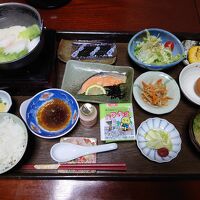 朝食もボリューム満点。嬉野温泉名物の温泉豆腐が美味しい。