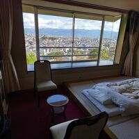 部屋は広くて眺望良し。快適に過ごせます。