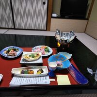 夕食は安いプランを除き部屋食。内容はまずます。