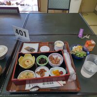 宴会場での朝食は正直イマイチ。