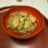 地鶏の蕎麦です。ゲスグチの僕には低温に思えました。