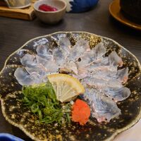 サービスでいただいたヒラメの薄造り。これまた美味。