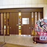 正面出入り口はコンパクト？