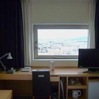 窓側の長デスクは使い勝手が良い！