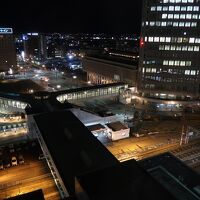 窓から見る夜景や…、