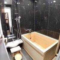 客室の源泉檜風呂