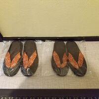 持ち帰り可のサンダルスリッパ。足袋仕様の靴下持参をおススメ。