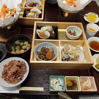 夕食。ご飯は白米か玄米を選択。2食付きだとドリンク無料。