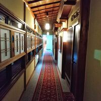 趣のある廊下。館内には水墨画や生け花などが飾られています。