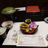 夕食は食事処の個室で