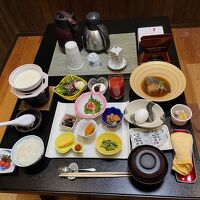 綺麗に盛られた朝食も食事処の個室で頂きます