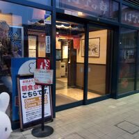 朝食会場。夜は居酒屋さんになります。