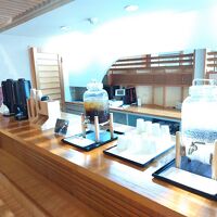 ロビー横には冷水、麦茶、朝はコーヒーの提供がありました