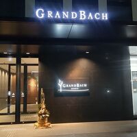 ホテル入口です。セブンイレブンが隣接しています。