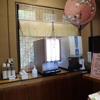 フロント棟のフリードリンクコーナー。