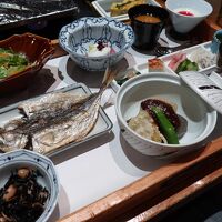 朝食も和食か洋食かを選択でき、和食コースをチョイス。