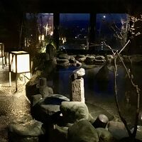 津軽情緒たっぷりの露天風呂。ねぷたの行燈と津軽三味線の音色