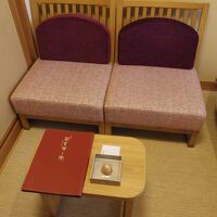 ソファー　正面には液晶テレビがあります