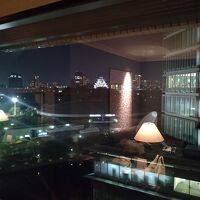 客室からライトアップした大阪城が見える