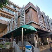 建物の左にバーベキューガーデン。右に駐車場がある。