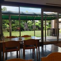 レストランから見た中庭。バーベキューガーデン。