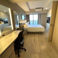 ベッドルームからもバルコニーに出ることができる