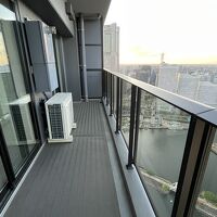 バルコニーからは横浜ランドマークタワー