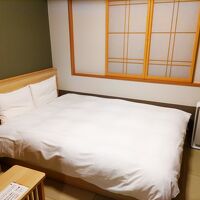 お部屋は畳にベッドで落ち着きます