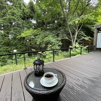 鶯のさえずりに癒される広いテラスは時を忘れます。