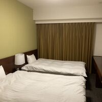 ベッドと窓（TVが小さい）